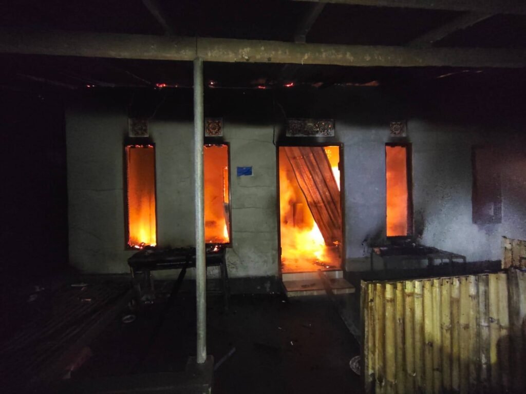 Rumah Warga di Busungbiu Hangus Dilalap Api Dini Hari, Diduga Dipicu Bara Dupa