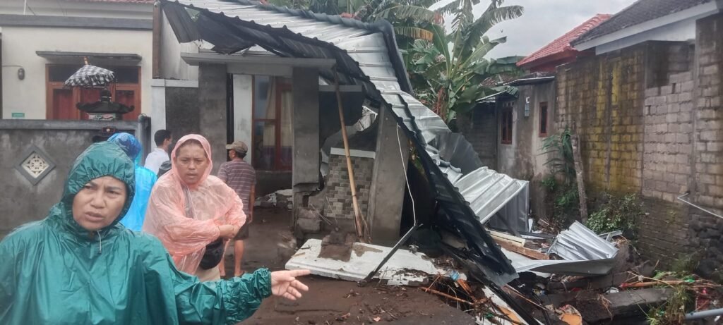 Banjir Terjang Perumahan Griya Mahadewa-Baktiseraga, Seorang Warga Tewas Tertimbun Reruntuhan Rumah
